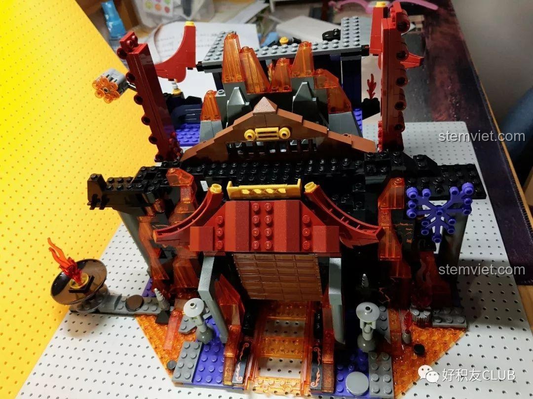 Tổng quan công trình sau khi lắp ráp túi số 5 của bộ QMAN 3807 Tây Du Ký: Đại Chiến Hồng Hài Nhi, với phần mái vòm và kiến trúc tổng thể. Trải nghiệm QMAN 7 Tây Du Ký: Đại Chiến Hồng Hài Nhi với sự hoàn thiện của lâu đài.