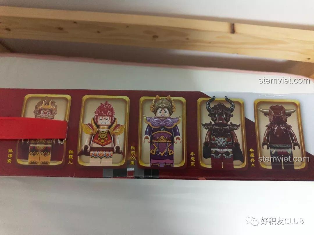 Hình ảnh 5 minifigures chính của bộ lắp ghép QMAN 3807 Tây Du Ký: Đại Chiến Hồng Hài Nhi được in trên hộp, bao gồm Tôn Ngộ Không, Hồng Hài Nhi, Thiết Phiến Công Chúa, Ngưu Ma Vương và Lính Ngưu. Trải nghiệm QMAN 7 Tây Du Ký: Đại Chiến Hồng Hài Nhi với dàn nhân vật chất lượng.