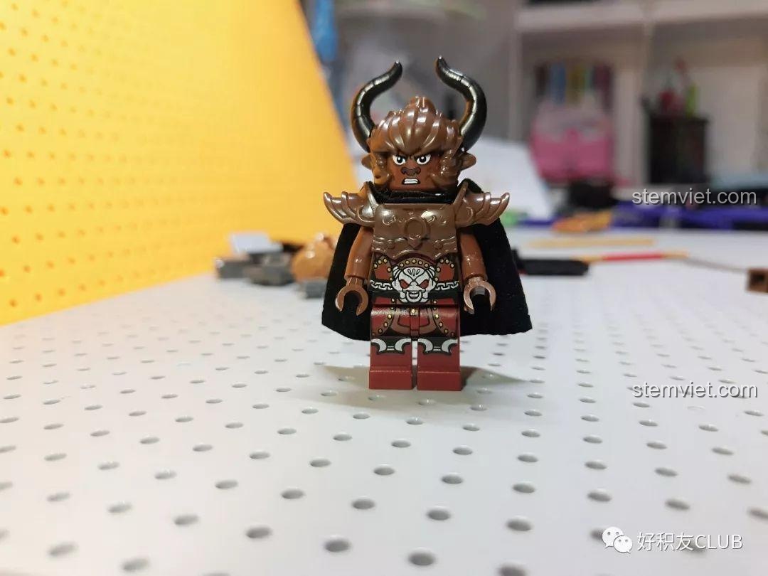 Minifigure Ngưu Ma Vương trong bộ QMAN 3807 Tây Du Ký: Đại Chiến Hồng Hài Nhi, với giáp trụ và sừng đặc trưng, thể hiện sự mạnh mẽ. Trải nghiệm QMAN 7 Tây Du Ký: Đại Chiến Hồng Hài Nhi với các nhân vật phản diện.