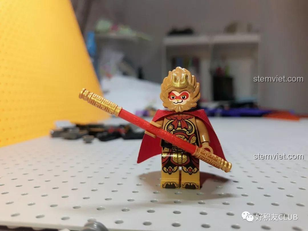 Minifigure Tôn Ngộ Không trong bộ QMAN 3807 Tây Du Ký: Đại Chiến Hồng Hài Nhi, với Kim Cô Bổng và áo choàng đỏ, biểu cảm khuôn mặt sống động. Trải nghiệm QMAN 7 Tây Du Ký: Đại Chiến Hồng Hài Nhi với nhân vật huyền thoại.