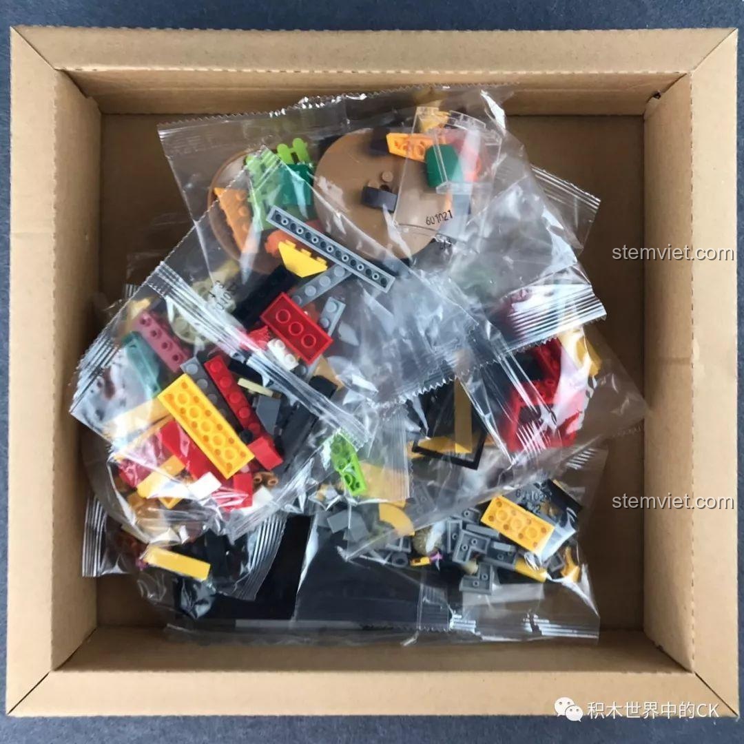 Bên trong hộp đồ chơi xếp hình Cửa hàng ăn nhanh McDonald's 601021 là các túi chi tiết được sắp xếp gọn gàng.