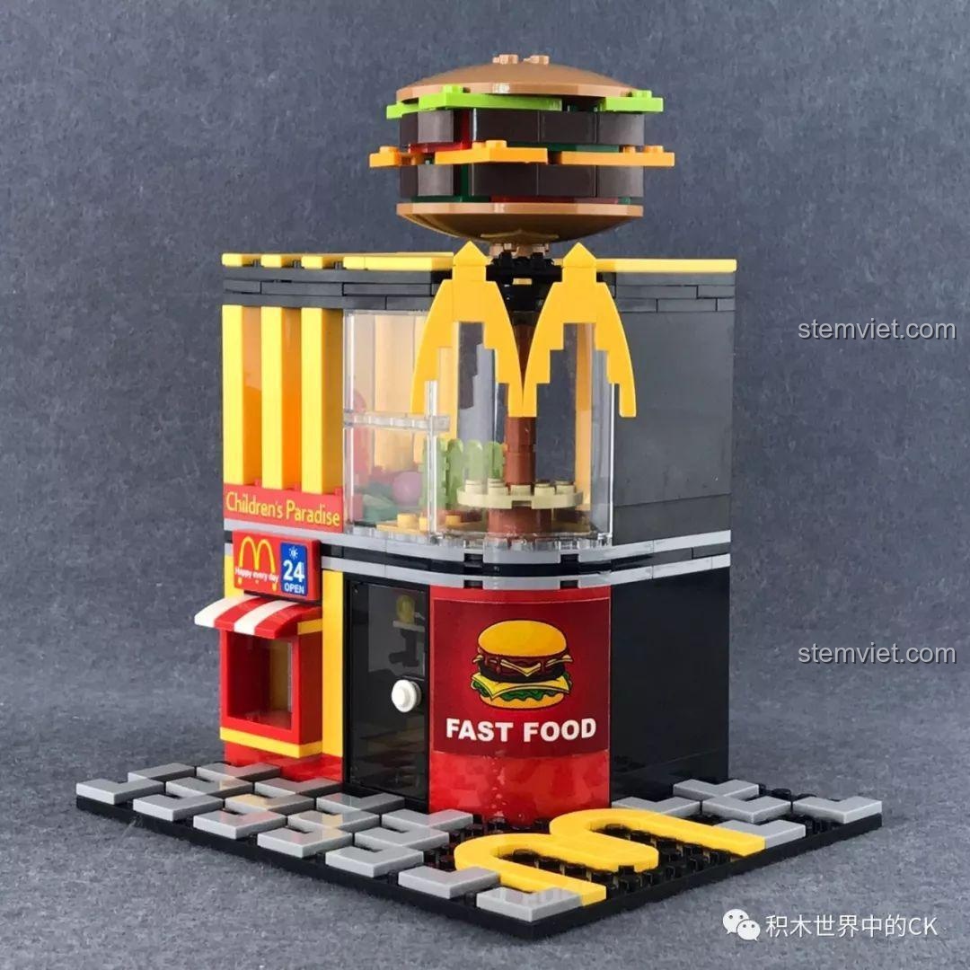 Mô hình Cửa hàng ăn nhanh McDonald's SEMBO 601021 hoàn thiện nhìn từ góc chính diện, nổi bật với chiếc hamburger khổng lồ trên nóc.