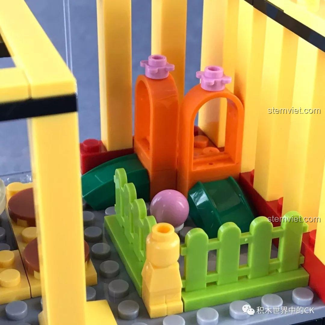 Nội thất tầng hai của bộ đồ chơi xếp hình Quán ăn nhanh Golden Arches, mô phỏng một khu vui chơi trẻ em mini.