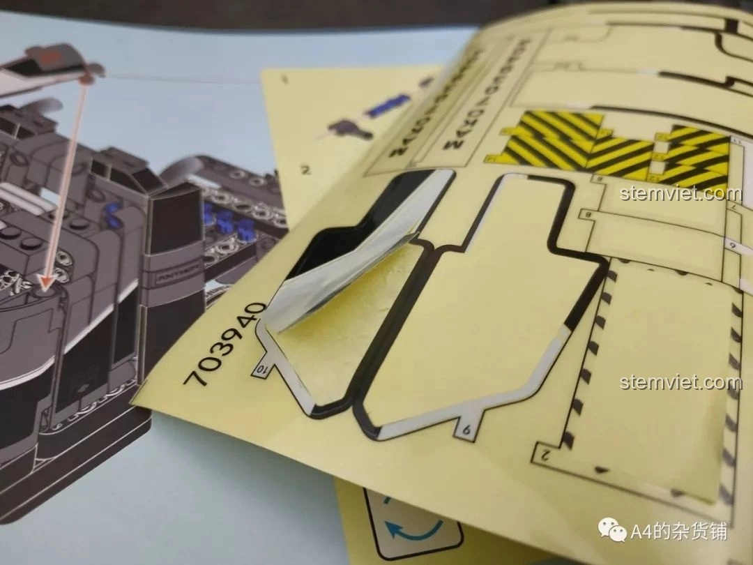 Tấm sticker của bộ lắp ráp Xe Tải Container Cơ Khí SEMBO 703940 với nhiều chi tiết nhỏ và màu sắc khác biệt, cần cẩn thận khi dán.