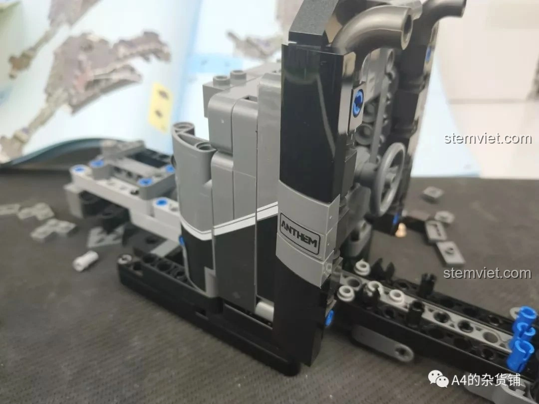 Góc nhìn cận cảnh phần thân xe tải đang được lắp ráp, với các chi tiết màu xám và đen, của bộ lắp ráp Xe Tải Container Cơ Khí SEMBO 703940.