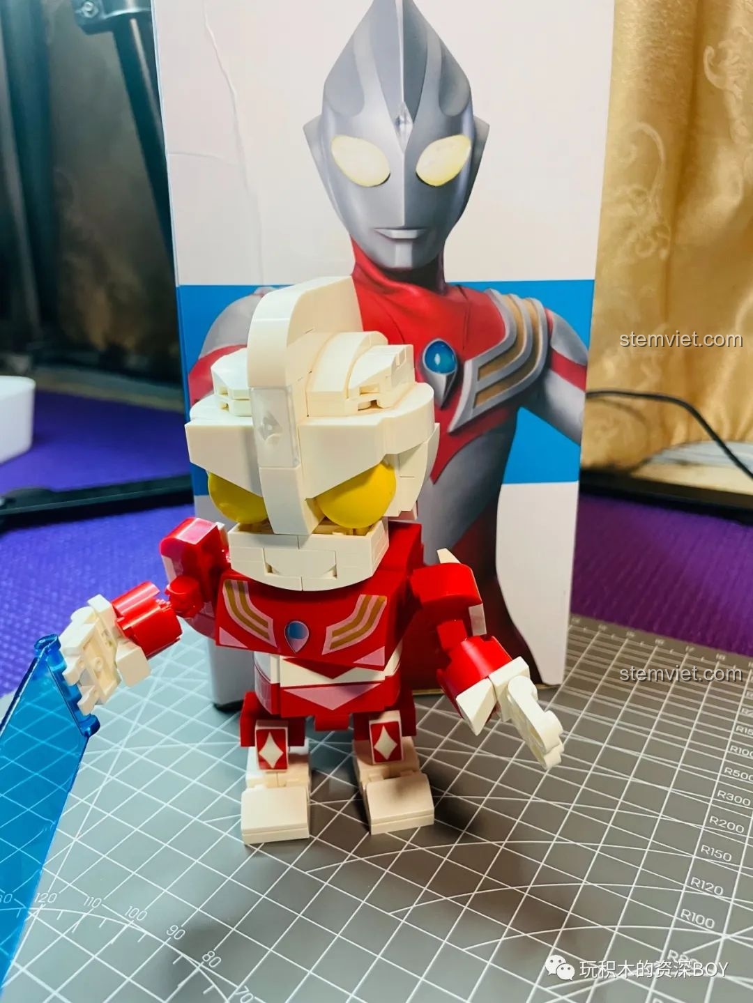 Mô hình Ultraman Diga hoàn chỉnh từ bộ lắp ráp SEMBO 108515, đứng vững trên đế cảnh quan.