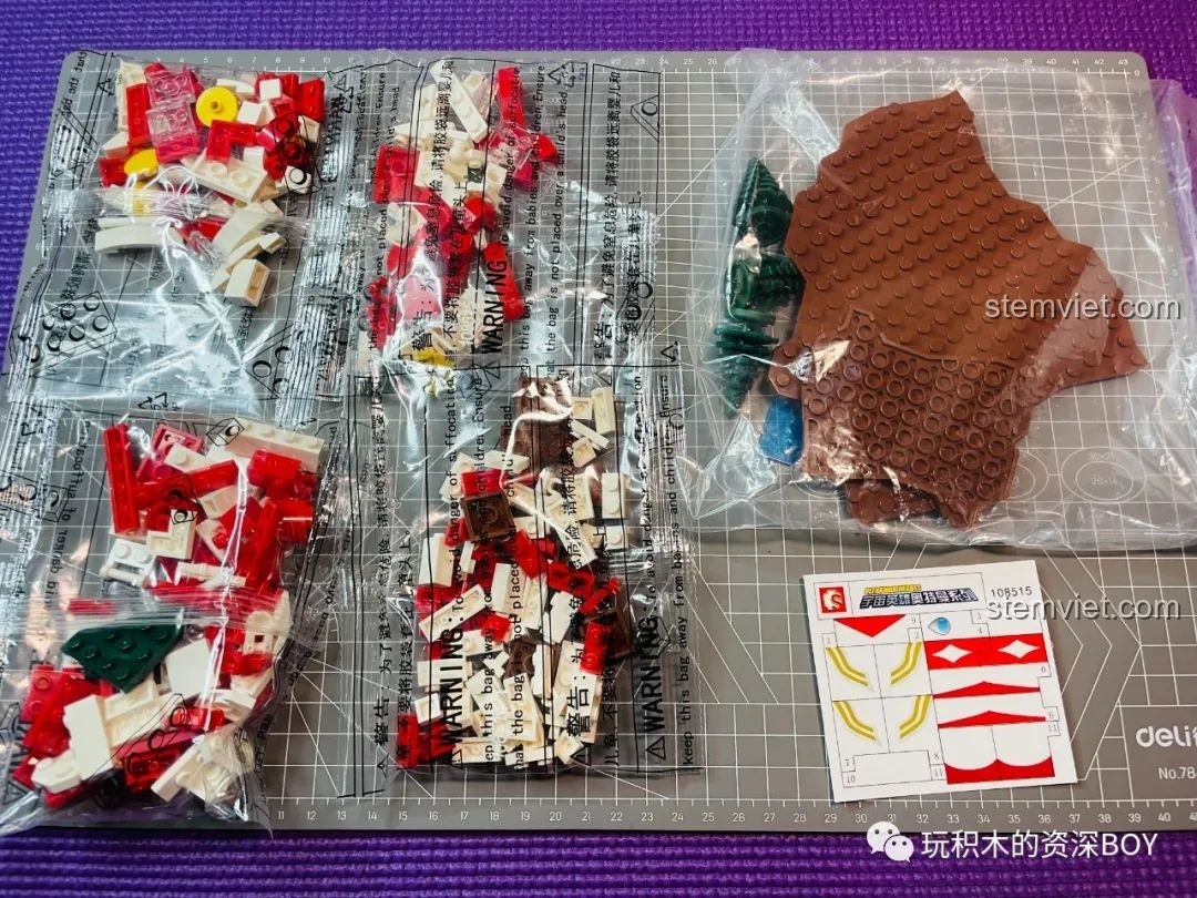 Các túi mảnh ghép của bộ lắp ráp SEMBO Ultraman Diga 108515 được phân loại theo màu sắc và kích thước.