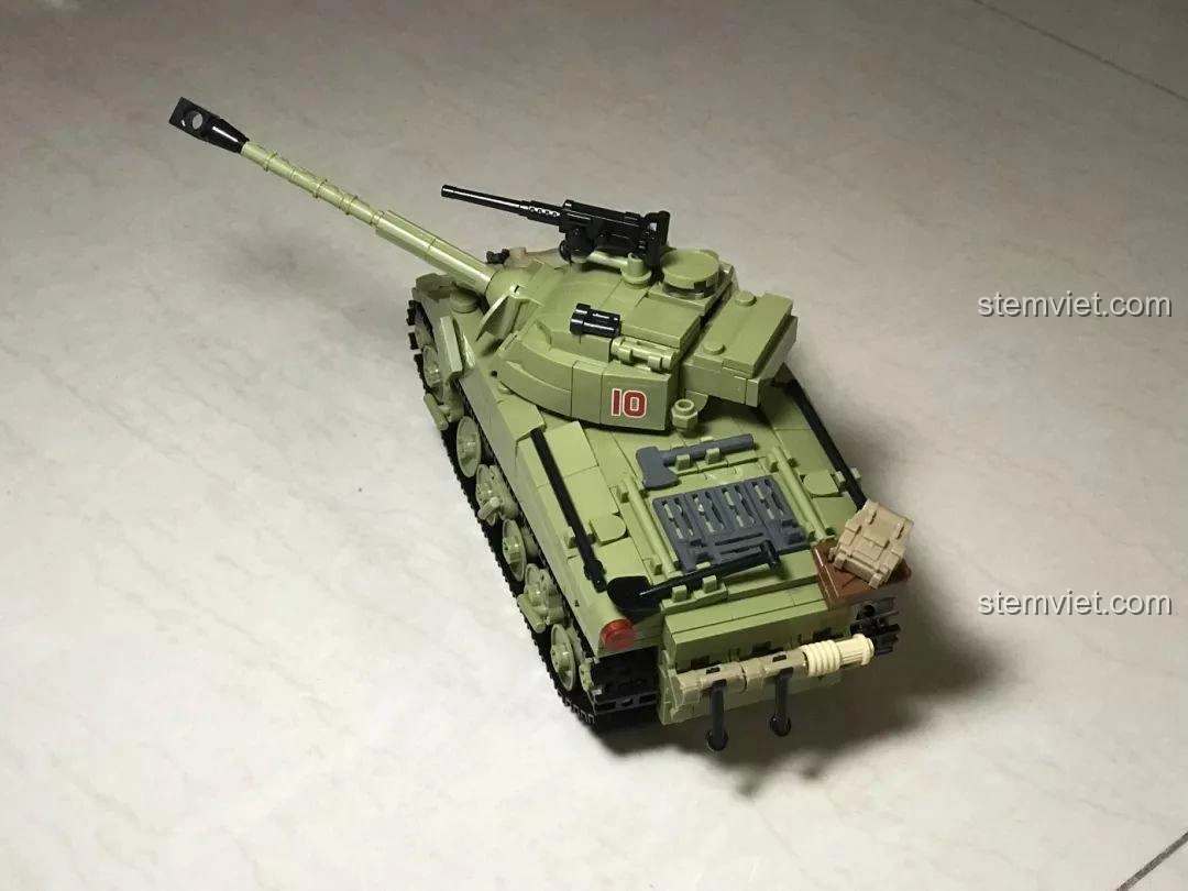 Cảnh chiến đấu được tái hiện với xe tăng Sherman Firefly và lính, thể hiện tính năng động của bộ Sluban 0713.