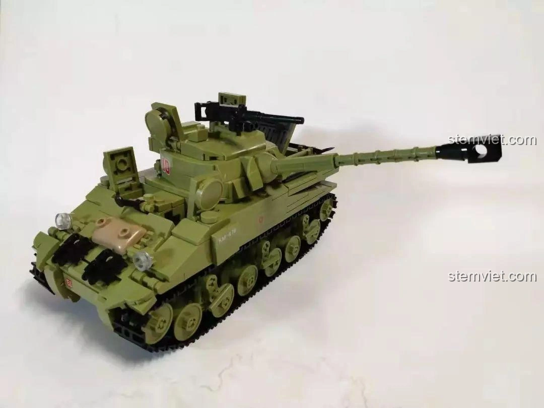 Cảnh quan chiến trường với xe tăng và các công trình của bộ lắp ráp Sluban 0713 xe tăng Sherman Firefly, thể hiện tính đa dạng.