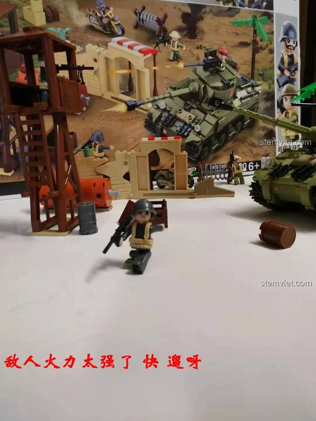 Các công trình như tháp canh và tường của bộ lắp ráp Sluban 0713 xe tăng Sherman Firefly, có thể di chuyển và sắp xếp linh hoạt.