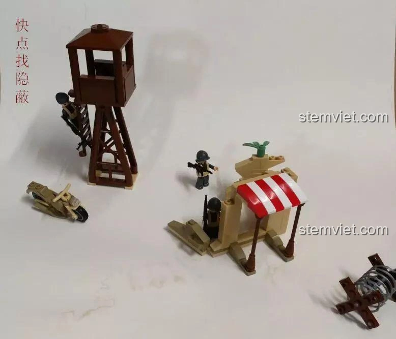 Các công trình như tháp canh và tường của bộ lắp ráp Sluban 0713 xe tăng Sherman Firefly, có thể di chuyển và sắp xếp linh hoạt.