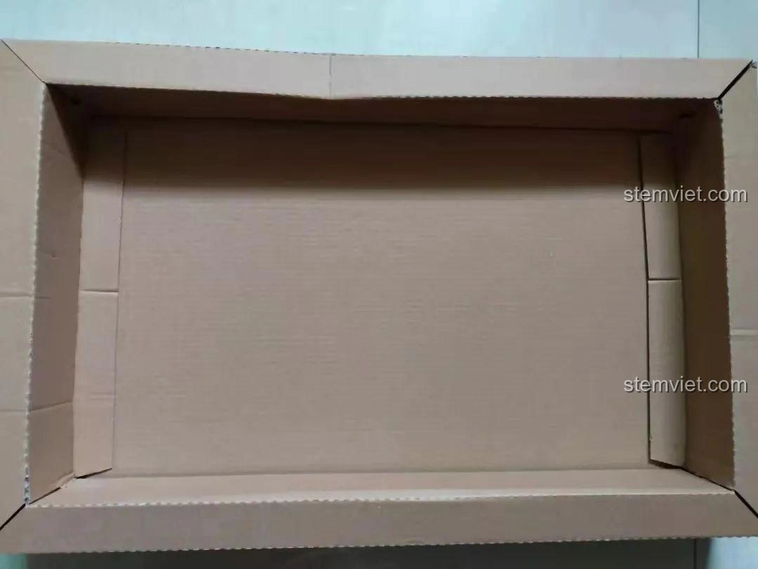 Bên trong hộp rỗng của bộ lắp ráp Sluban 0713 xe tăng Sherman Firefly, cho thấy không gian được tối ưu.