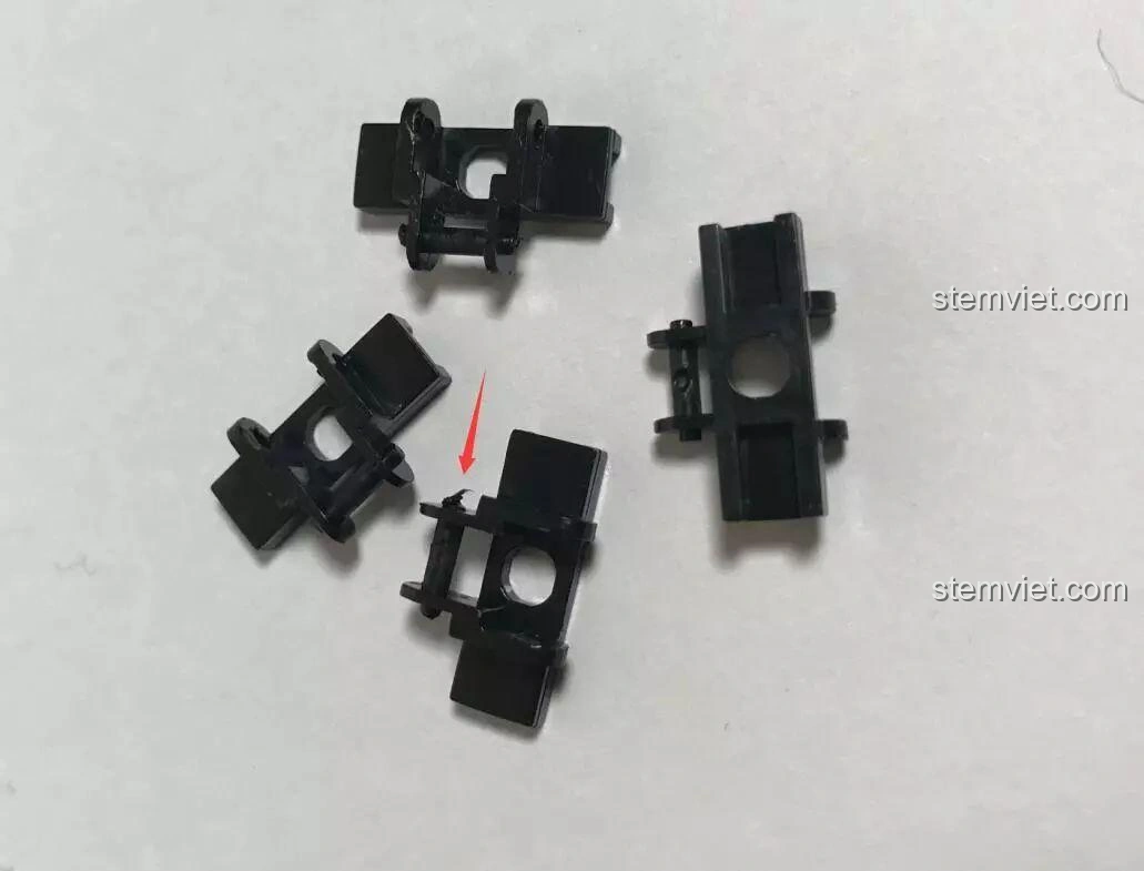 Cận cảnh mảnh ghép xích xe tăng của bộ lắp ráp Sluban 0713 xe tăng Sherman Firefly, cho thấy chi tiết và kết nối.