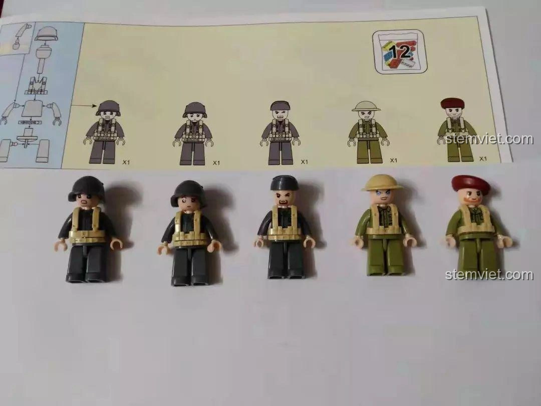 Cận cảnh 5 nhân vật lính của bộ lắp ráp Sluban 0713 xe tăng Sherman Firefly, thể hiện chi tiết trang phục và biểu cảm.