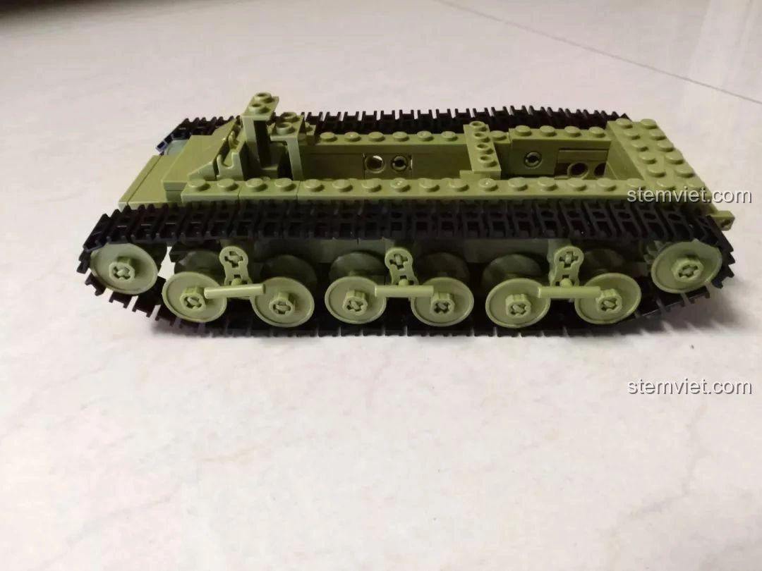 Thân xe tăng của bộ lắp ráp Sluban 0713 xe tăng Sherman Firefly đã hoàn chỉnh, sẵn sàng cho tháp pháo.