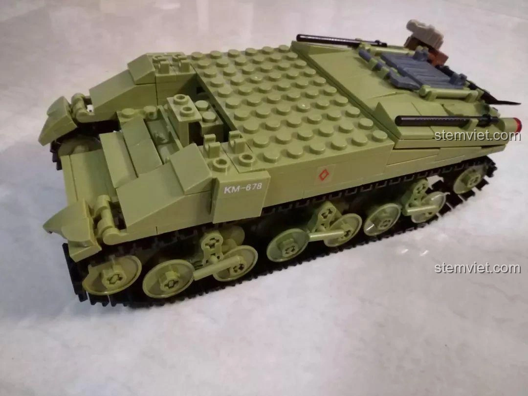 Mô hình xe tăng Sherman Firefly hoàn chỉnh của bộ lắp ráp Sluban 0713, với tháp pháo đã lắp đặt.