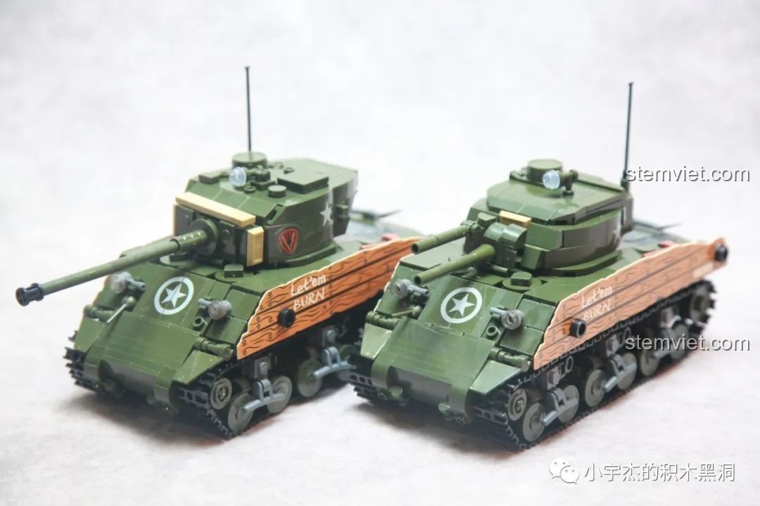 Cảm nhận Sluban 1110 Xe tăng Easy Eight và phiên bản phun lửa đặt cạnh nhau, khoe trọn thiết kế.
