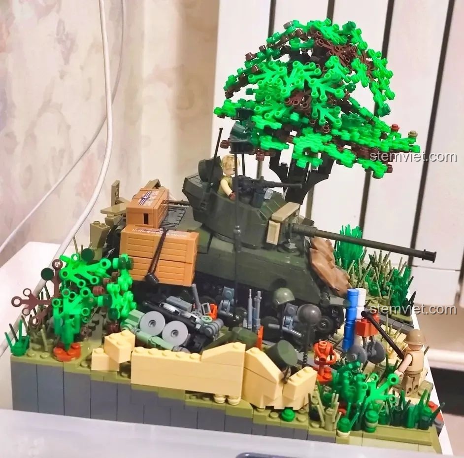 Cảm nhận Sluban B1110 qua hình ảnh thực tế của sa bàn MOC xe tăng Sherman M4A3(76W) với cây xanh và chi tiết địa hình.