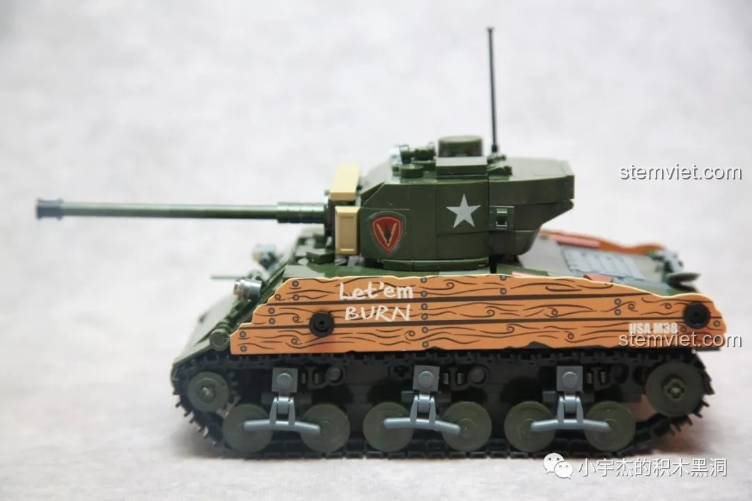 Cảm nhận Sluban B1110 Xe tăng Easy Eight sau khi gắn thêm giáp gỗ, tăng thêm vẻ ngoài chân thực.