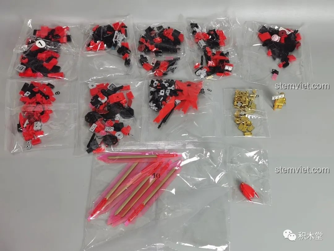 Toàn bộ 11 túi mảnh ghép của bộ lắp ráp Sluban M38-B1152 Robot Cơ Giáp Quang Kích Athena được sắp xếp gọn gàng, sẵn sàng cho quá trình lắp ráp.