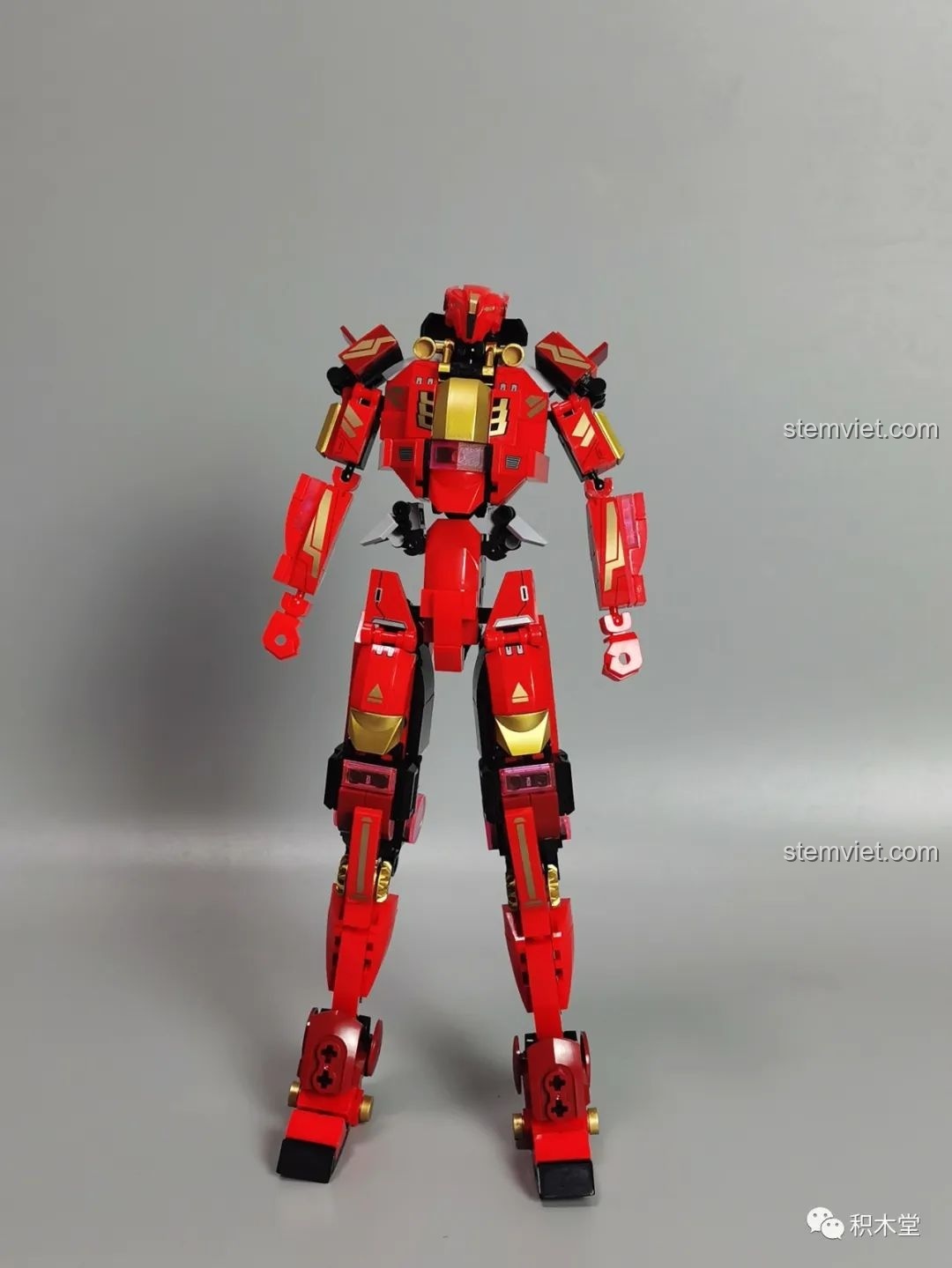 Robot Sluban M38-B1152 Robot Cơ Giáp Quang Kích Athena sau khi lắp ráp xong phần thân chính, chưa có cánh và vũ khí.