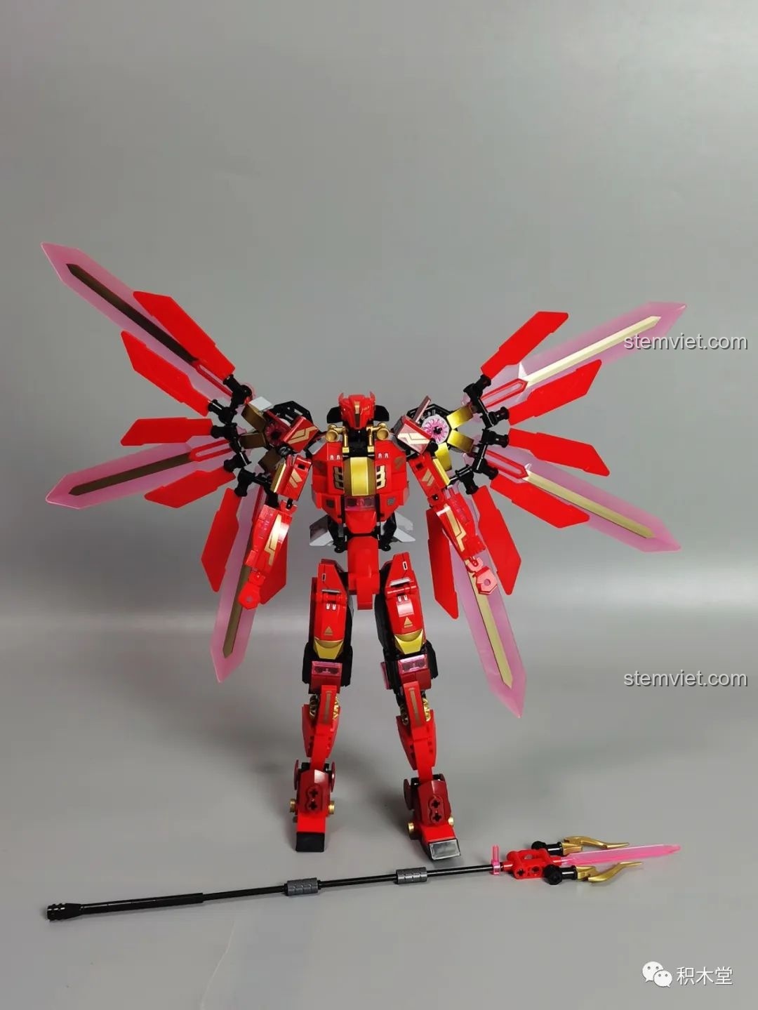 Robot Sluban M38-B1152 Robot Cơ Giáp Quang Kích Athena hoàn chỉnh cùng với vũ khí Hải thần Tam Xoa Kích của mình.
