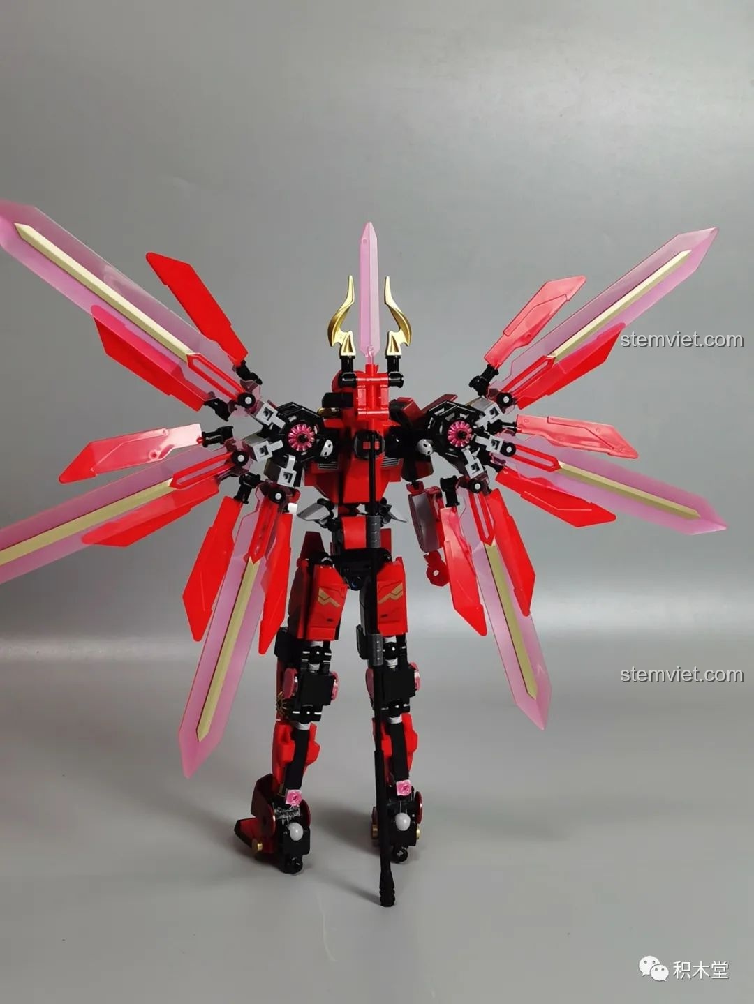 Cận cảnh phần khớp nối ở chân và đùi của Robot Cơ Giáp Quang Kích Athena M38-B1152, cho thấy độ chắc chắn và linh hoạt.