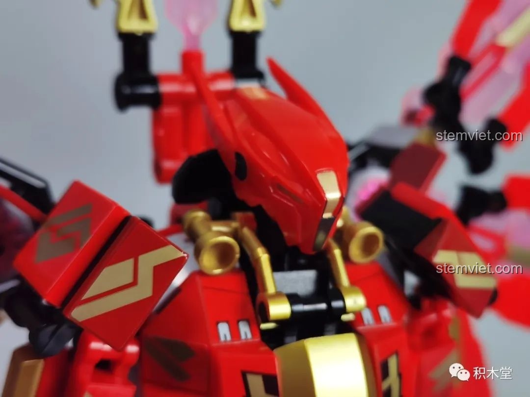 Cận cảnh chi tiết cánh ánh sáng của Robot Cơ Giáp Quang Kích Athena M38-B1152, với mảnh trong suốt màu hồng và các chi tiết đỏ.