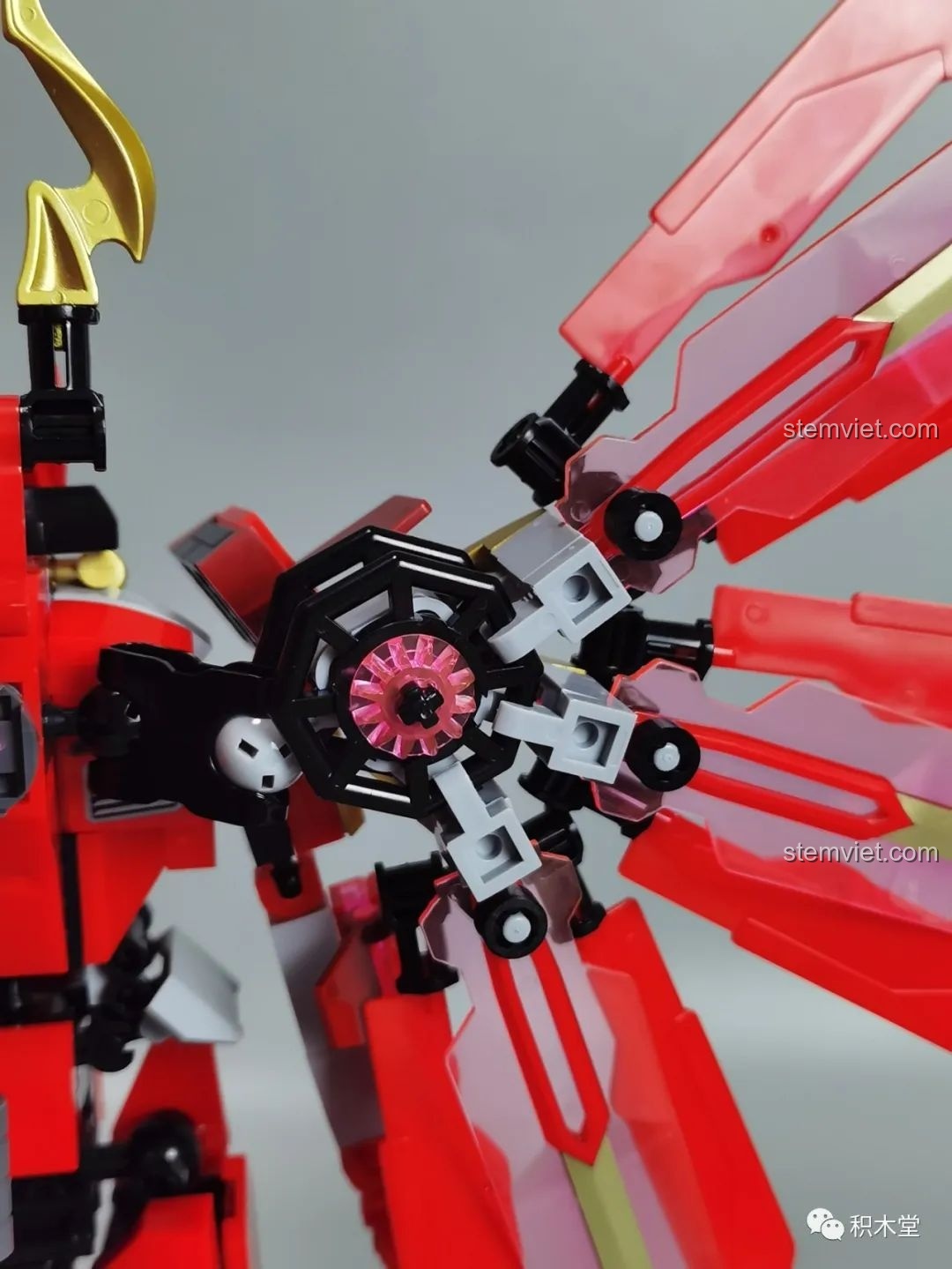 Cận cảnh phần thân trên của Robot Cơ Giáp Quang Kích Athena M38-B1152, với chi tiết đầu và giáp ngực mạ vàng nổi bật.