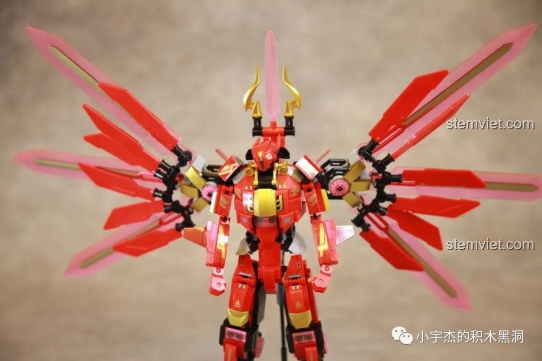 Robot Cơ Giáp Quang Kích Athena với đôi cánh mở rộng hoàn toàn, tạo dáng mạnh mẽ và sẵn sàng cho hành động.