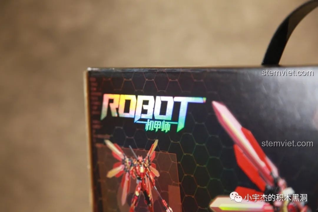 Cận cảnh chữ 'Robot' trên hộp Sluban M38-B1152 với hiệu ứng镭射 (holographic) độc đáo, tạo điểm nhấn thị giác.