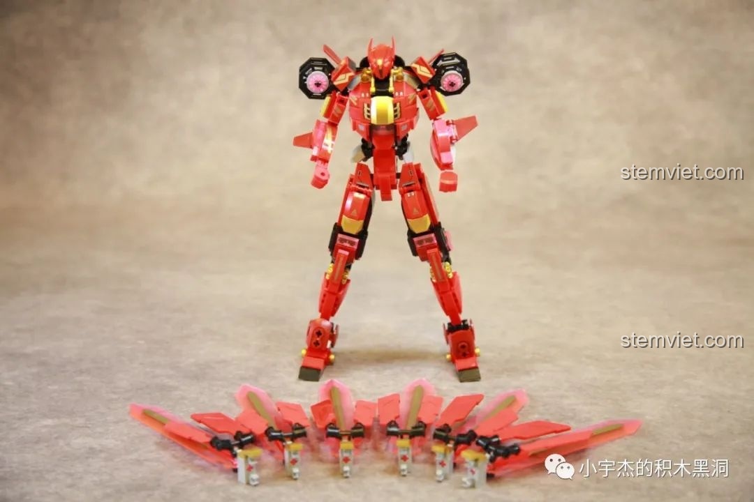 Thân robot Sluban M38-B1152 và các mảnh cánh rời rạc, sẵn sàng để lắp ráp hoàn chỉnh thành Robot Cơ Giáp Quang Kích Athena.