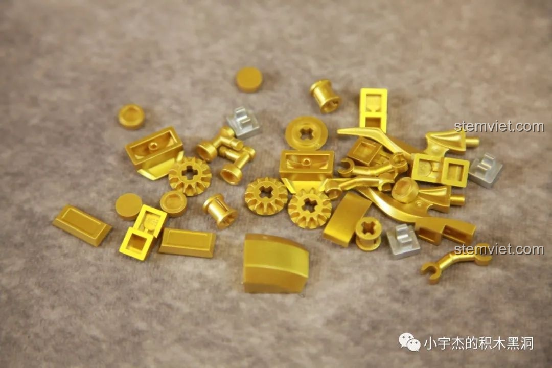 Các mảnh ghép màu vàng và bạc sáng bóng của bộ lắp ráp Sluban M38-B1152, góp phần tạo nên vẻ ngoài sang trọng cho mô hình.