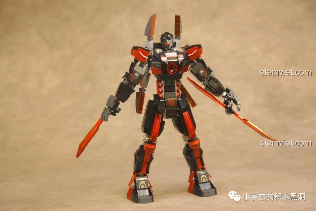 Mô hình Sluban M38-B1097 Mech Master, một robot cơ giáp màu cam với thiết kế hầm hố và vũ khí lớn, kèm theo một robot nhỏ hơn.
