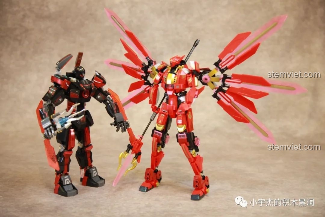 Mô hình Sluban M38-B1151 Mech Master, với tông màu trắng và xanh, thiết kế hiện đại và vũ khí kiếm lớn.