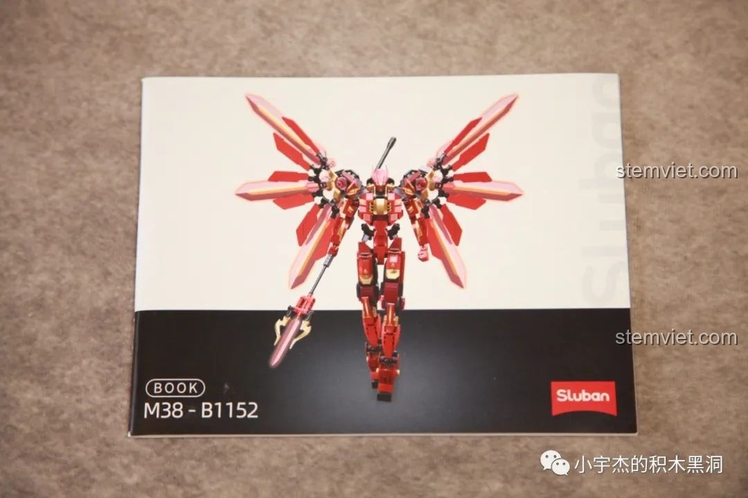 Sách hướng dẫn lắp ráp của Sluban M38-B1152, với hình ảnh Robot Cơ Giáp Quang Kích Athena hoàn chỉnh ở bìa trước.