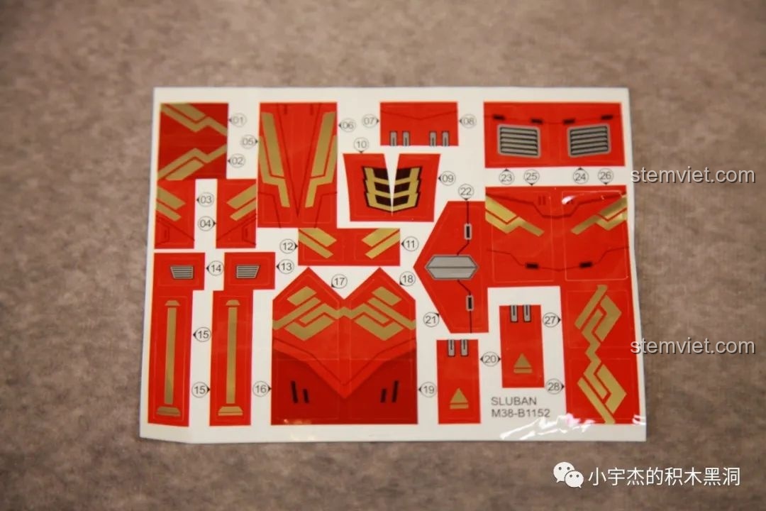 Tờ sticker của bộ lắp ráp Sluban M38-B1152, với các chi tiết màu vàng và đỏ, chất lượng in ấn sắc nét và màu sắc rực rỡ.