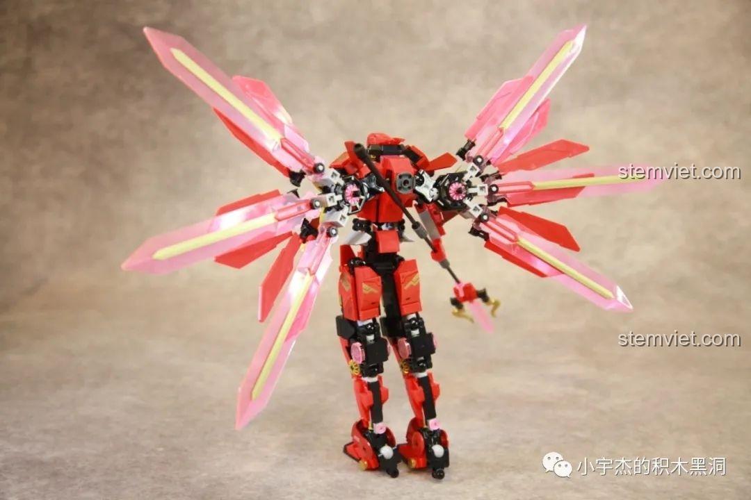 Robot Cơ Giáp Quang Kích Athena trong một tư thế chiến đấu khác, với vũ khí Hải thần Tam Xoa Kích, thể hiện sự đa dạng trong tạo dáng.