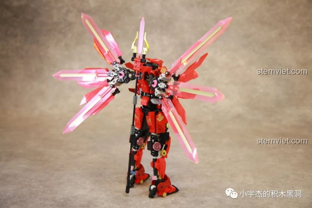 Vũ khí Hải thần Tam Xoa Kích được gắn sau lưng Robot Cơ Giáp Quang Kích Athena, thể hiện khả năng mang vác vũ khí linh hoạt của mô hình.