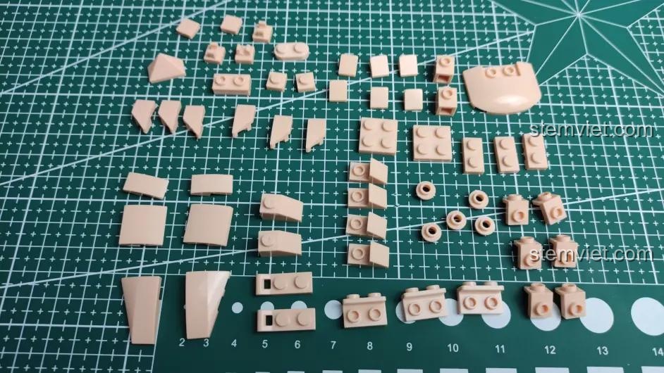 So sánh gạch 1x2 đặc biệt của Sluban M38-B1009 Mô hình Trư Bát Giới với gạch tiêu chuẩn, cho thấy sự khác biệt về chiều cao.