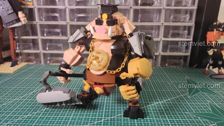 Góc nghiêng của mô hình Trư Bát Giới Phong Cách Hiện Đại Sluban M38-B1009, cho thấy thiết kế giáp vai và thân hình.