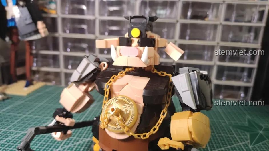 Mô hình Trư Bát Giới Phong Cách Hiện Đại Sluban M38-B1009 với khớp tay linh hoạt, có thể cầm Cửu Xỉ Đinh Ba.