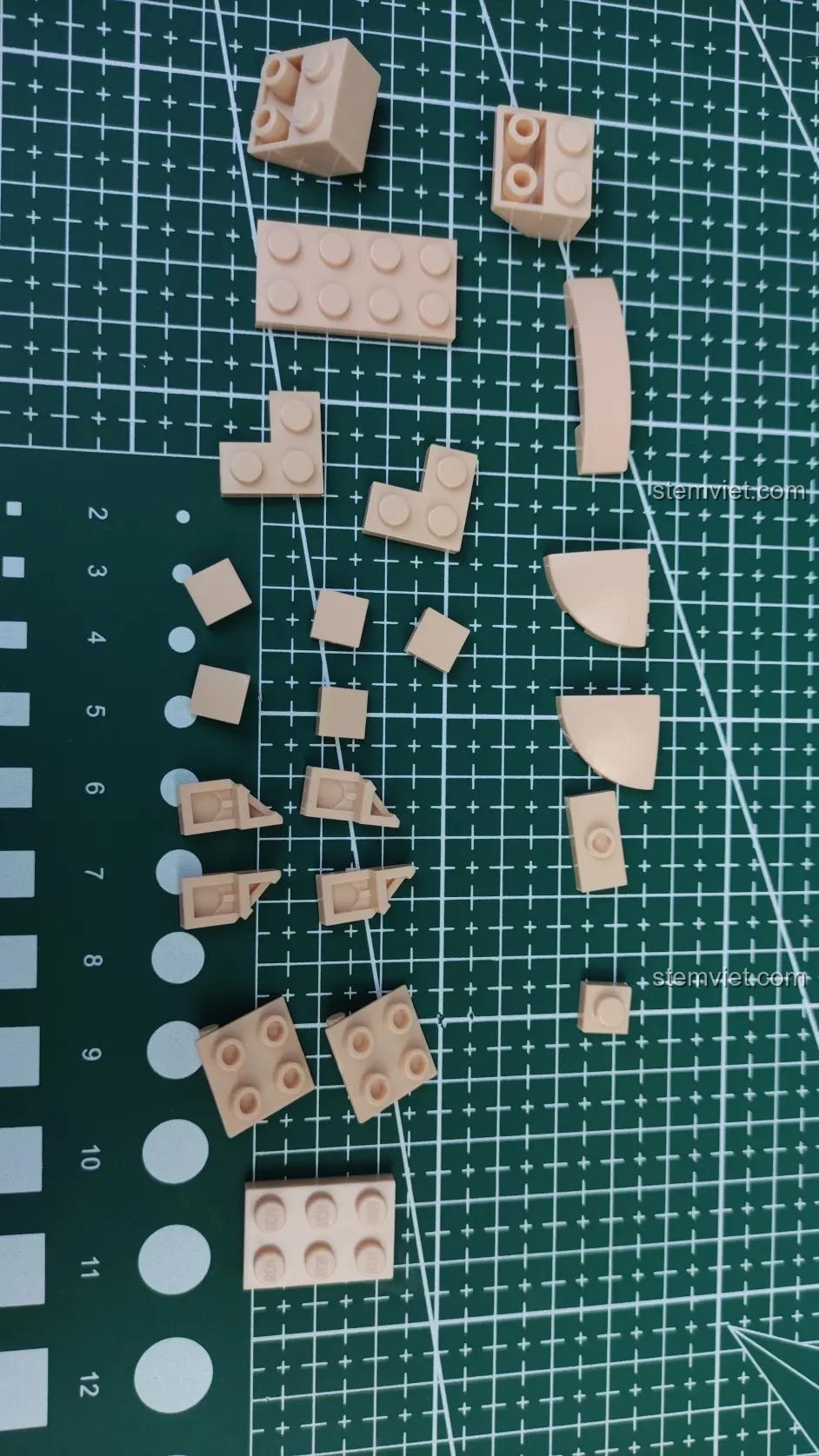 Các mảnh ghép màu da của bộ lắp ghép Sluban M38-B1009 Mô hình Trư Bát Giới Phong Cách Hiện Đại, bao gồm các khối và chi tiết cong.