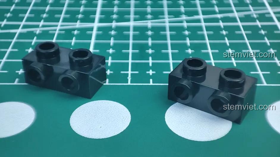 Các mảnh ghép màu xám đậm của bộ lắp ghép Sluban M38-B1009 Mô hình Trư Bát Giới, dùng để tạo hình Cửu Xỉ Đinh Ba.