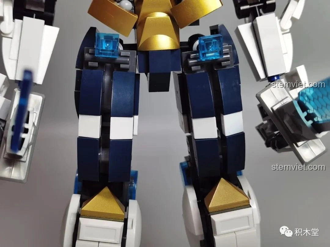 Cận cảnh phần đùi của Robot Băng Phong Bảo Vệ Sluban M38-B1151 với thiết kế khe hở độc đáo, tạo cảm giác cơ bắp.