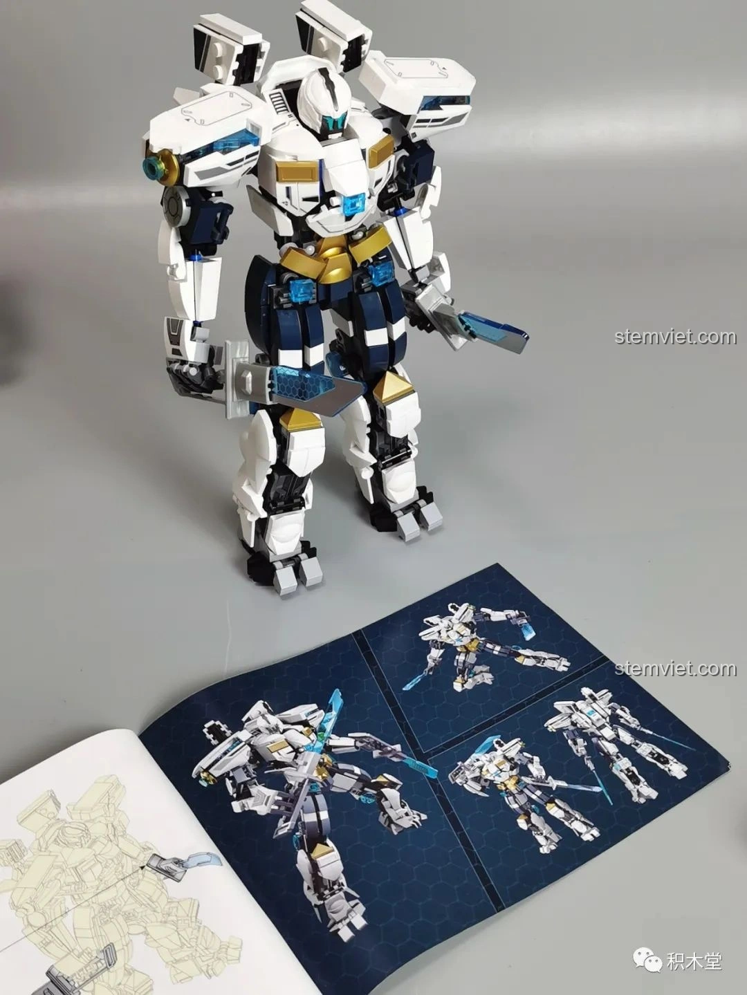 Robot Băng Phong Bảo Vệ Sluban M38-B1151 cầm hai kiếm năng lượng, sẵn sàng tấn công.