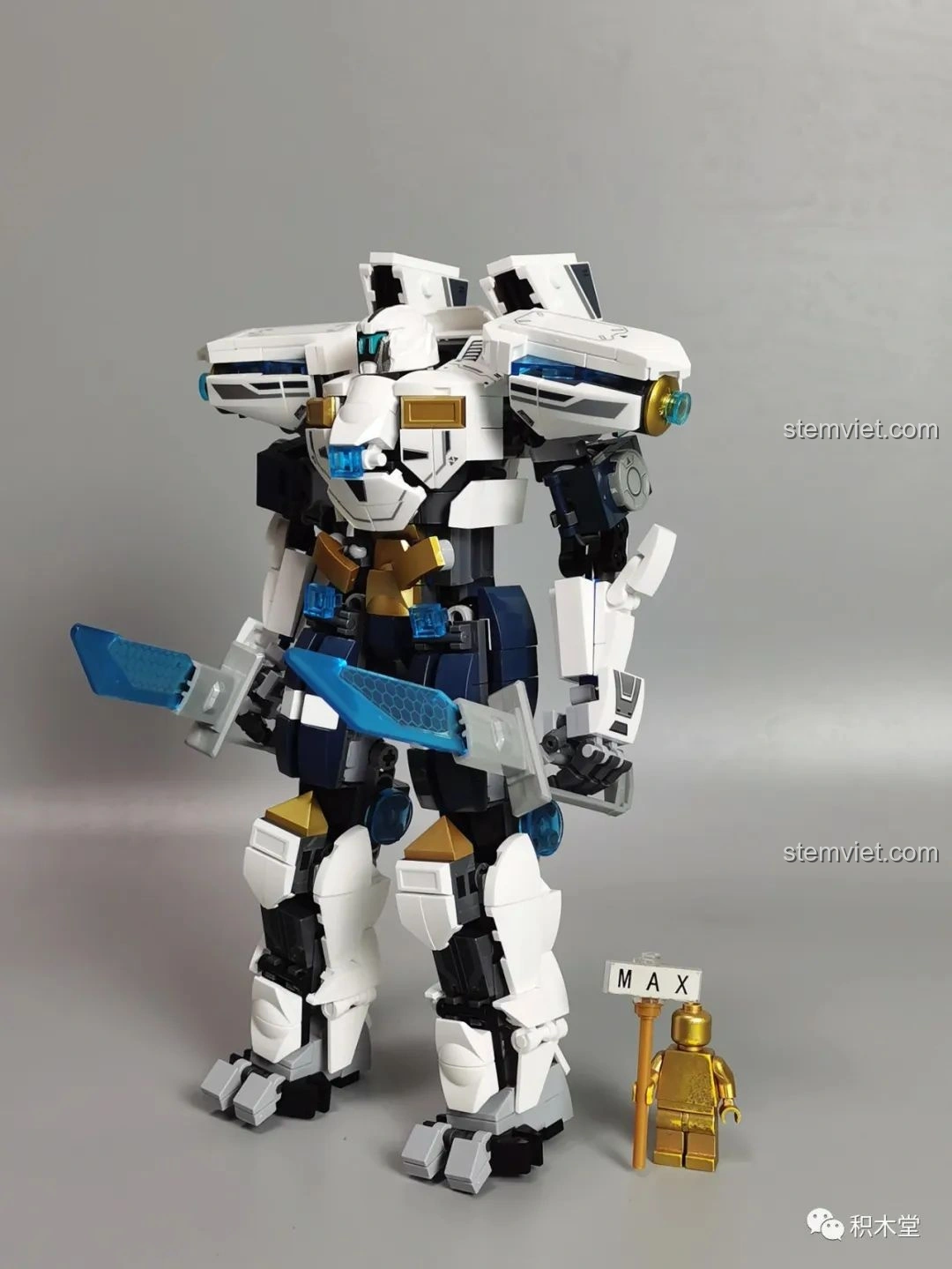 Robot Băng Phong Bảo Vệ Sluban M38-B1151 cầm kiếm năng lượng kép, sẵn sàng chiến đấu.