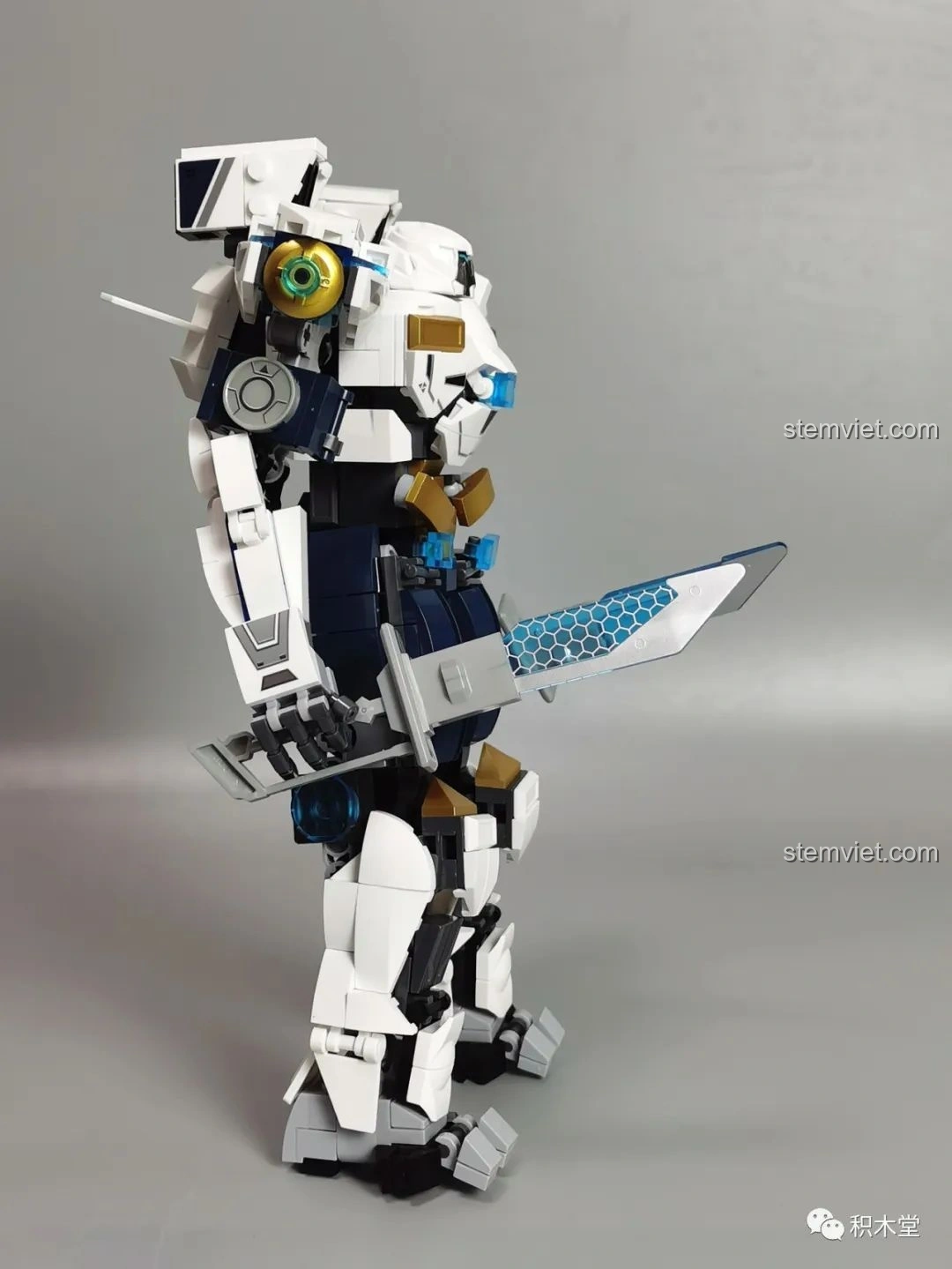 Robot Băng Phong Bảo Vệ Sluban M38-B1151 trong tư thế nghiêng, thể hiện khả năng tạo dáng linh hoạt.