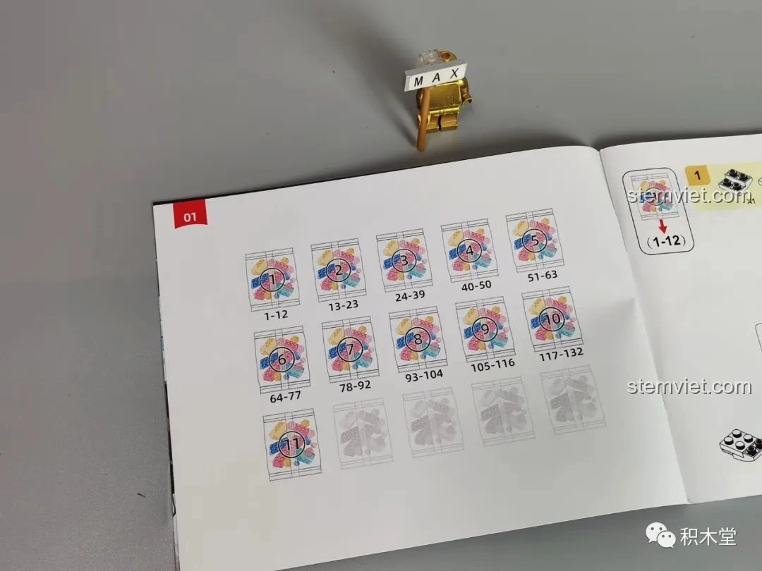 Trang đầu tiên của sách hướng dẫn Sluban M38-B1151 Robot Băng Phong Bảo Vệ hiển thị cách phân chia túi linh kiện theo bước.