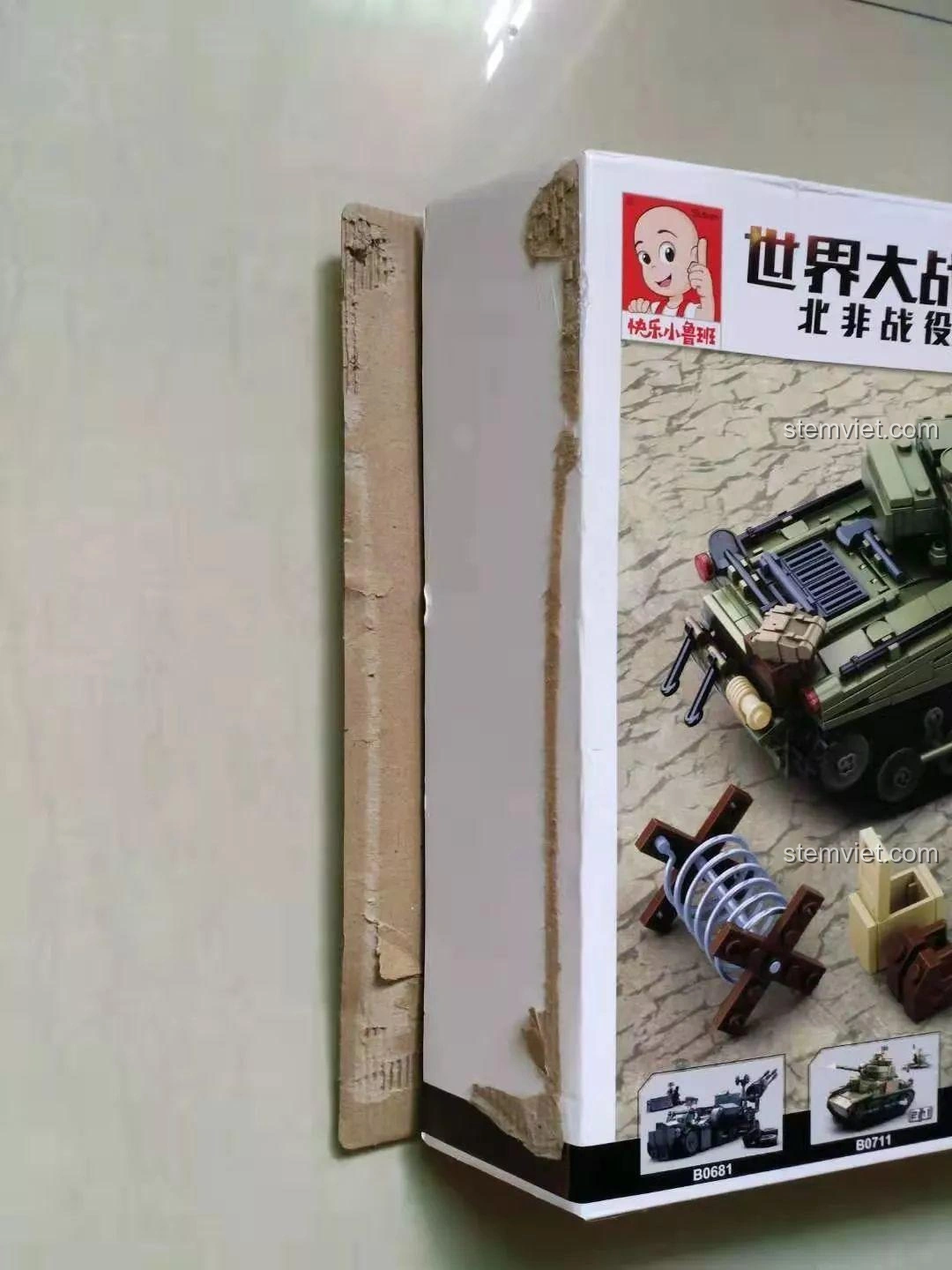 Cận cảnh cạnh hộp bộ lắp ráp Sluban M38-B0713 mô hình xe tăng Thế chiến II, cho thấy độ chắc chắn của bao bì.